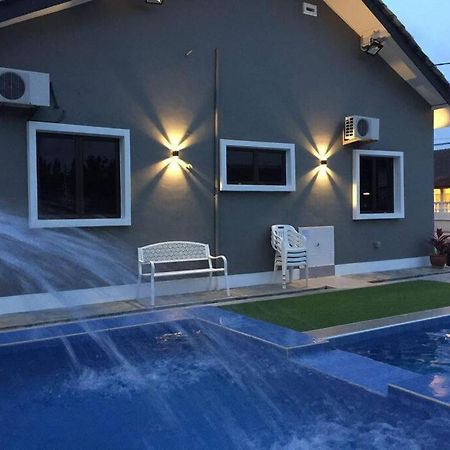 Melaka Beach Villa Kelebang Besar Exterior photo
